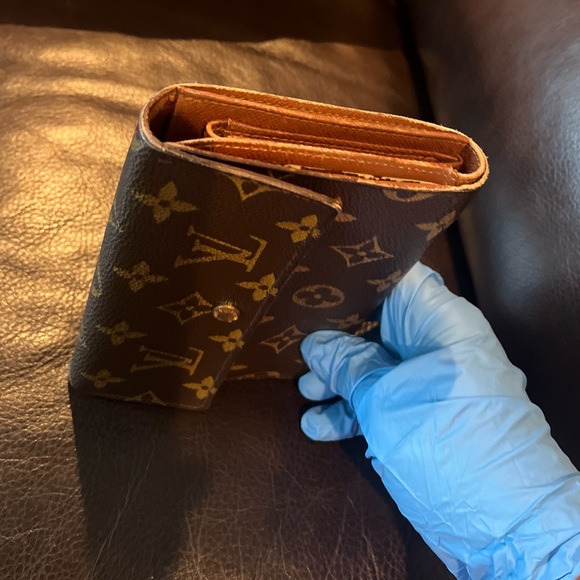 Louis Vuitton Mono Snap Leather Wallet - Picture 12 of 16